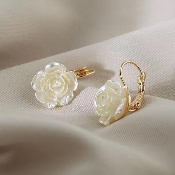 White Rose Flower Earrings – Elegant Pearl Petal Design Gold Clip Earrings - Picture 4 of 7